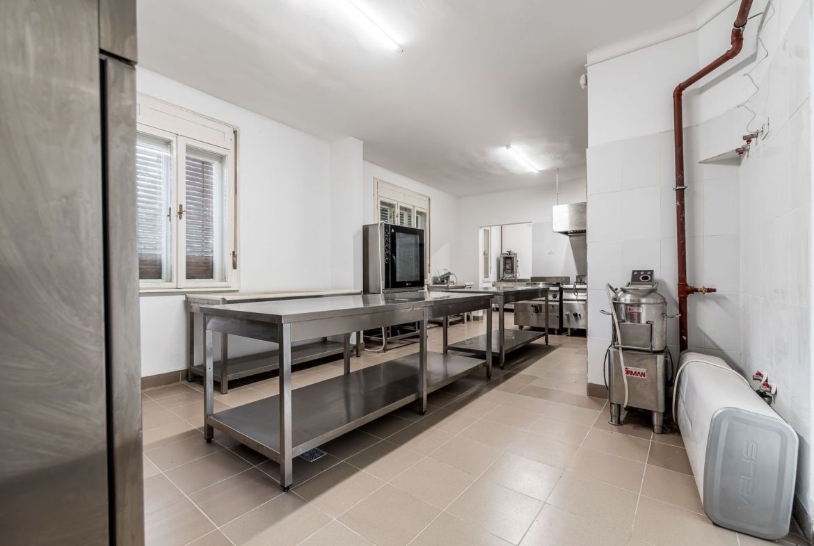 Casa cu potential multiplu cu teren generos pe strada Dunarii - foto 4