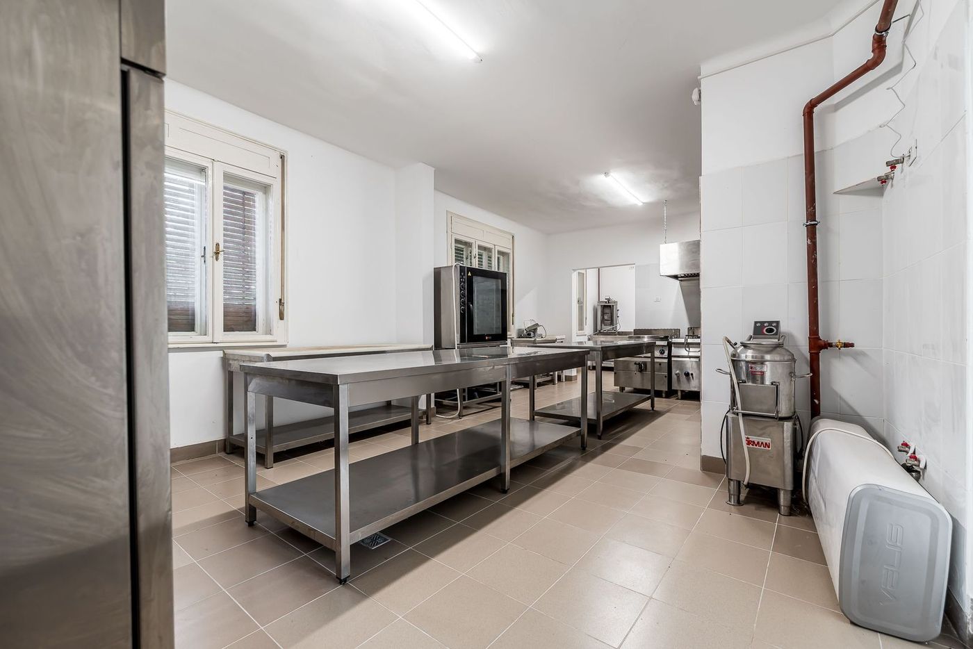 Casa cu potential multiplu cu teren generos pe strada Dunarii - foto 4