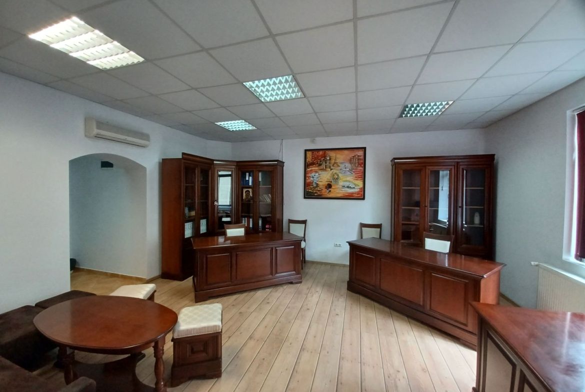 Birou, central, Ady Endre Oradea, 40 mp. 390 E neg. Comision 0 - Imagine principala