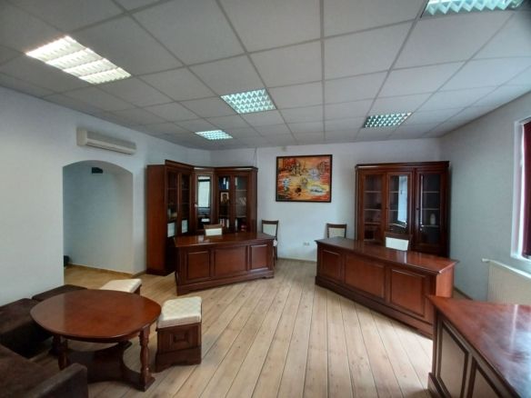 Birou, central, Ady Endre Oradea, 40 mp. 390 E neg. Comision 0 - Imagine principala