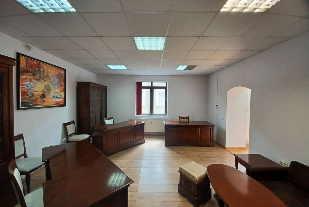 Birou, central, Ady Endre Oradea, 40 mp. 390 E neg. Comision 0 - foto 3