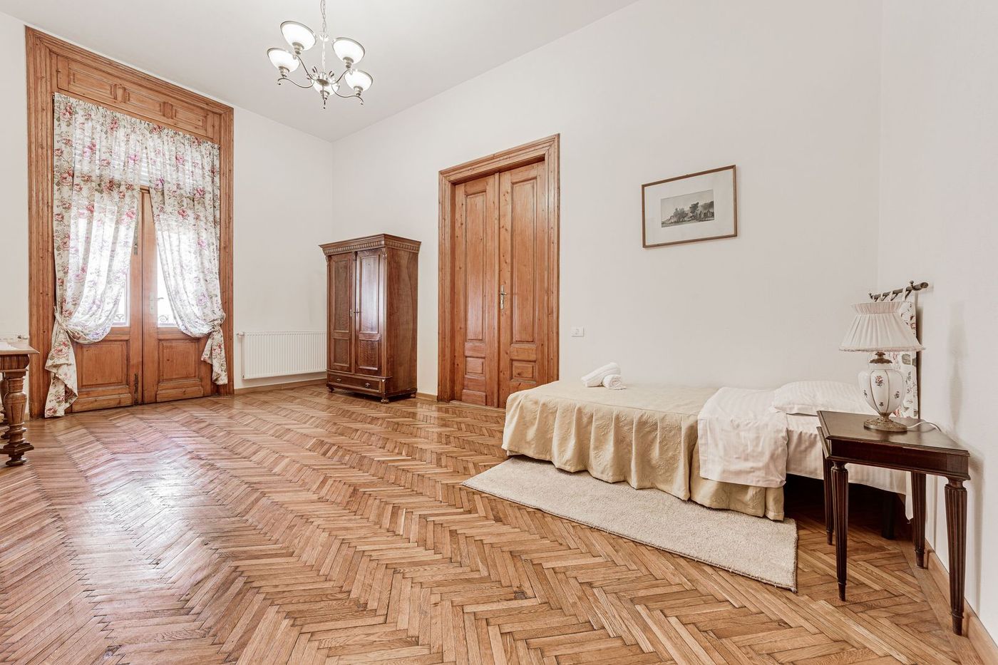 Bijuterie arhitecturală cu istorie. Confort modern, Ultracentral. - Imagine principala Bijuterie arhitecturală cu istorie. Confort modern, Ultracentral. - Imagine principala