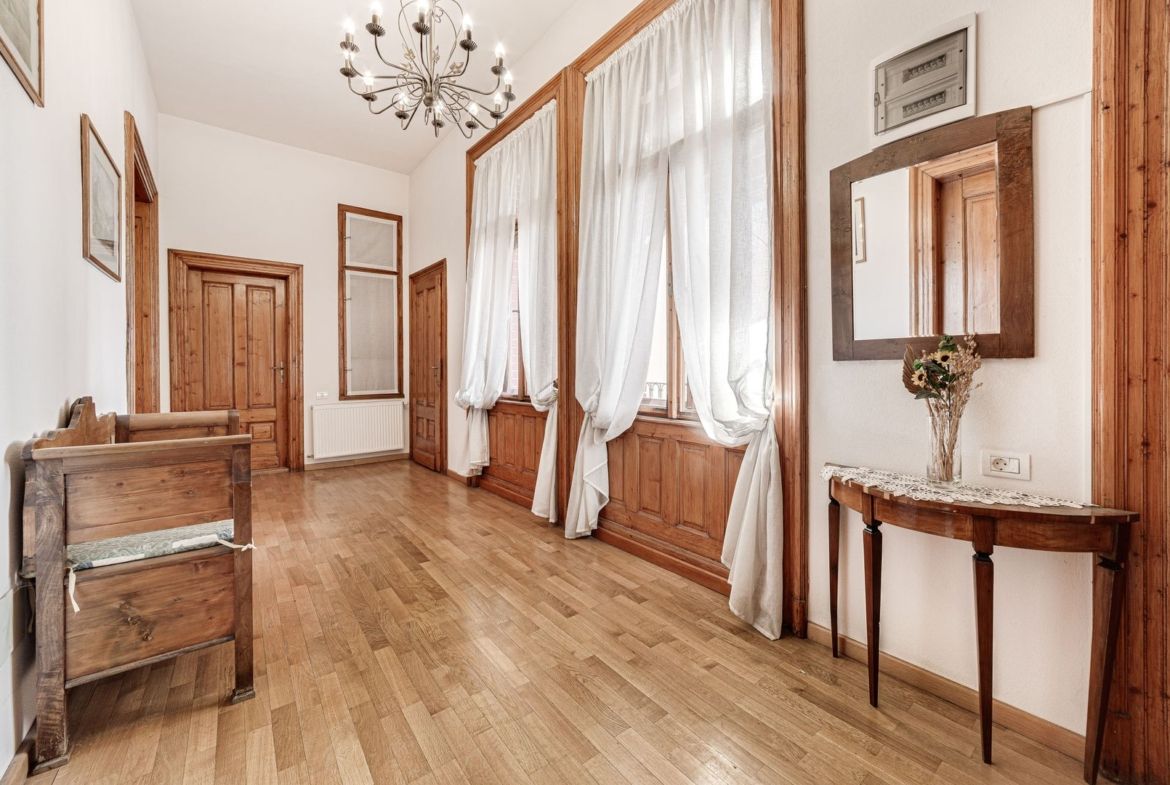 Bijuterie arhitecturală cu istorie. Confort modern, Ultracentral. - foto 4