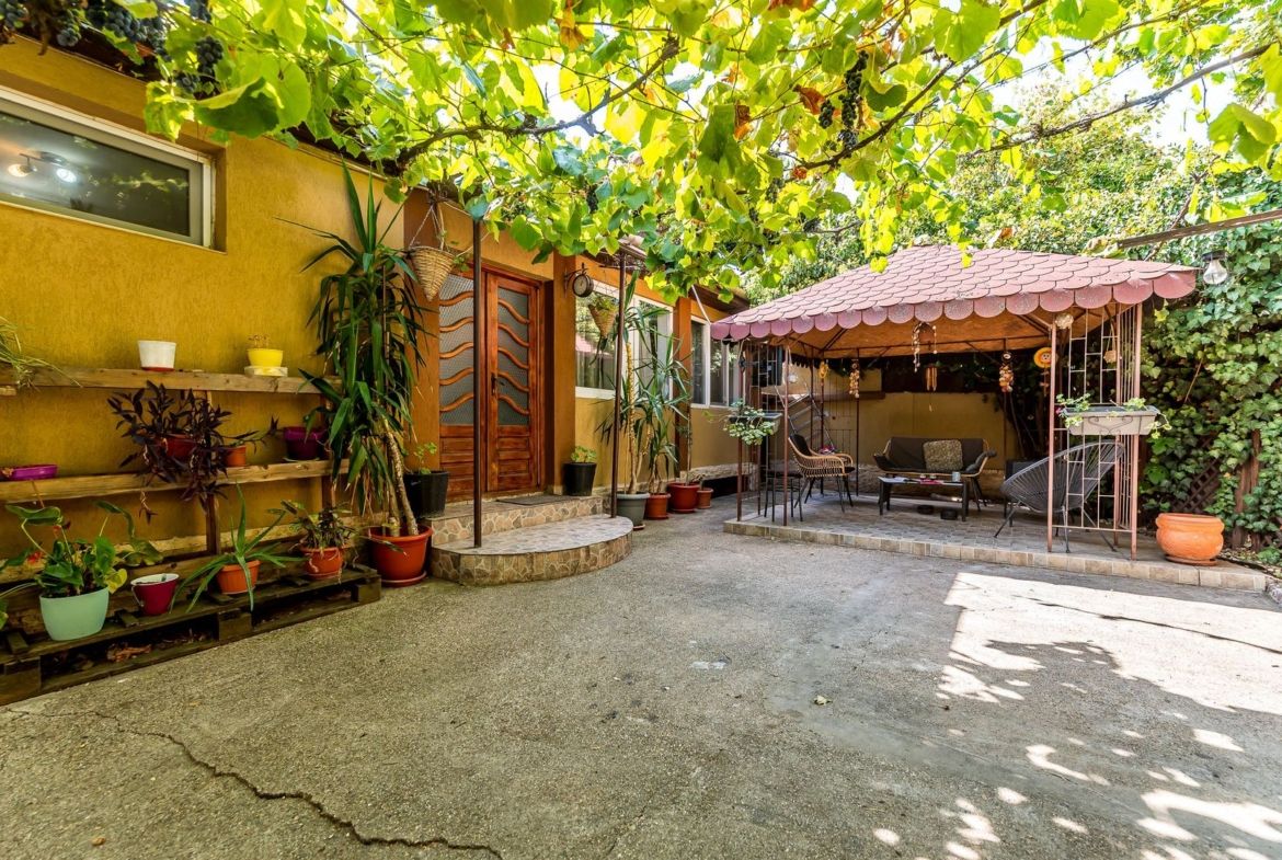 Casă în Vlaicu cu garaj și teren de 376 mp, Arad - foto 2