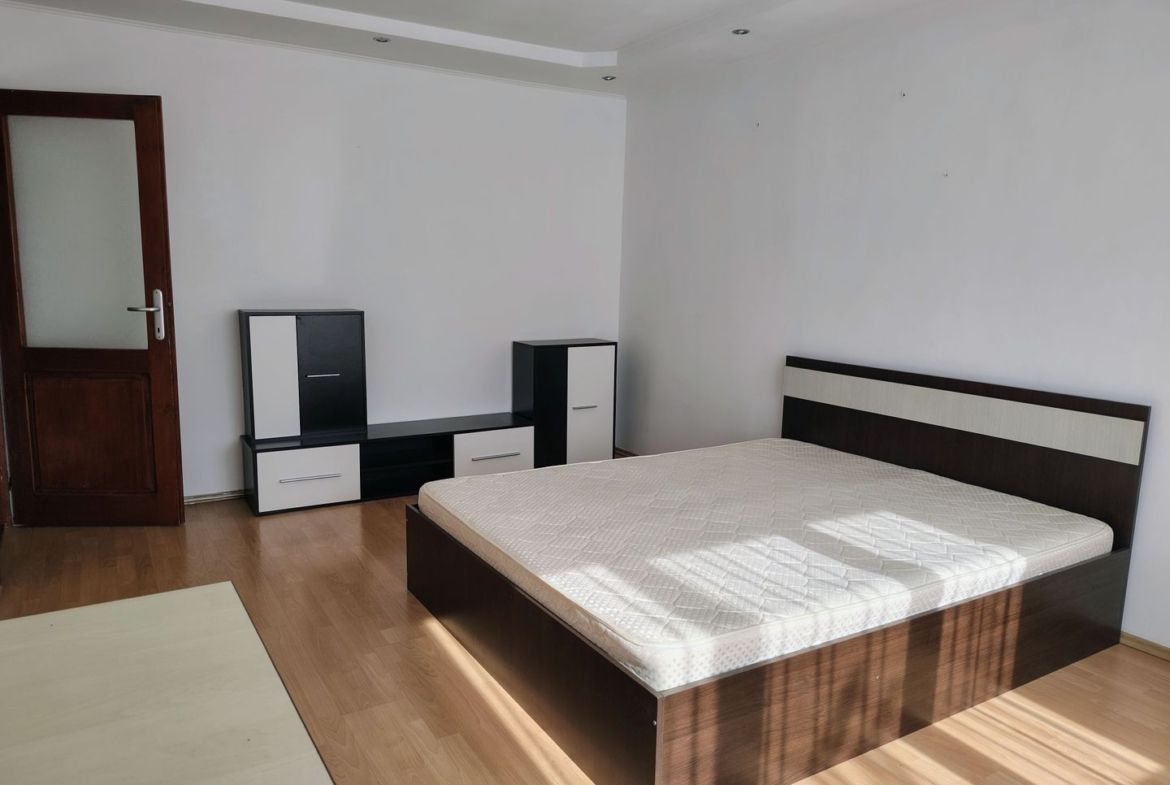 Închiriez 2 camere Str. Onestilor. Pret 300 euro. Comision 50%. - foto 2