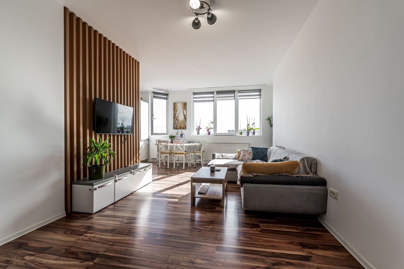 2 camere în blocul Urbanna: Orientare spre răsărit și confort complet - foto 2