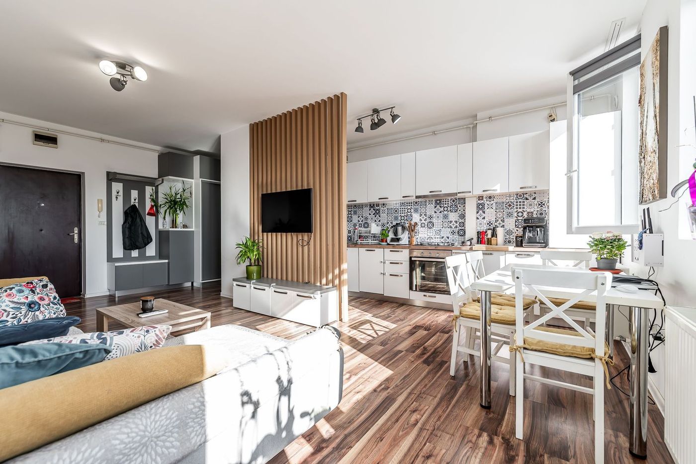 2 camere în blocul Urbanna: Orientare spre răsărit și confort complet - foto 3