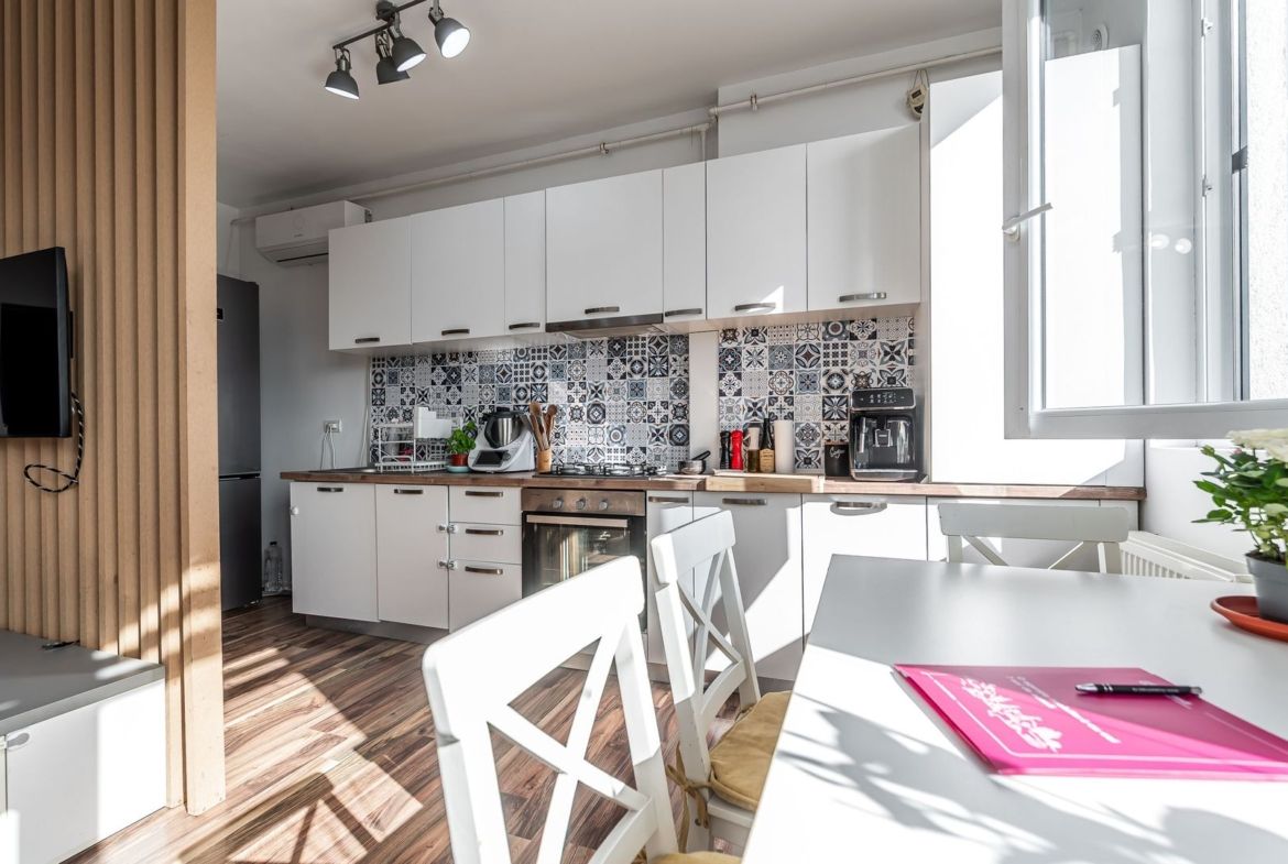 2 camere în blocul Urbanna: Orientare spre răsărit și confort complet - foto 4
