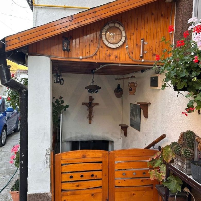 Casa 3 camere 73,73 mp parter 2 pivnite si magazie centru Cisnadie - Imagine principala