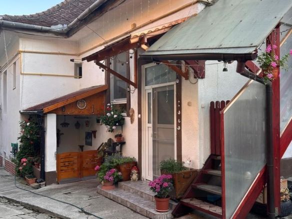 Casa 3 camere 73,73 mp parter 2 pivnite si magazie centru Cisnadie - foto 3