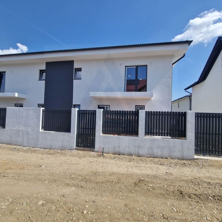 Casa tip duplex 125 mp utili 4 camere curte libera 138 mp in Selimbar - Imagine principala