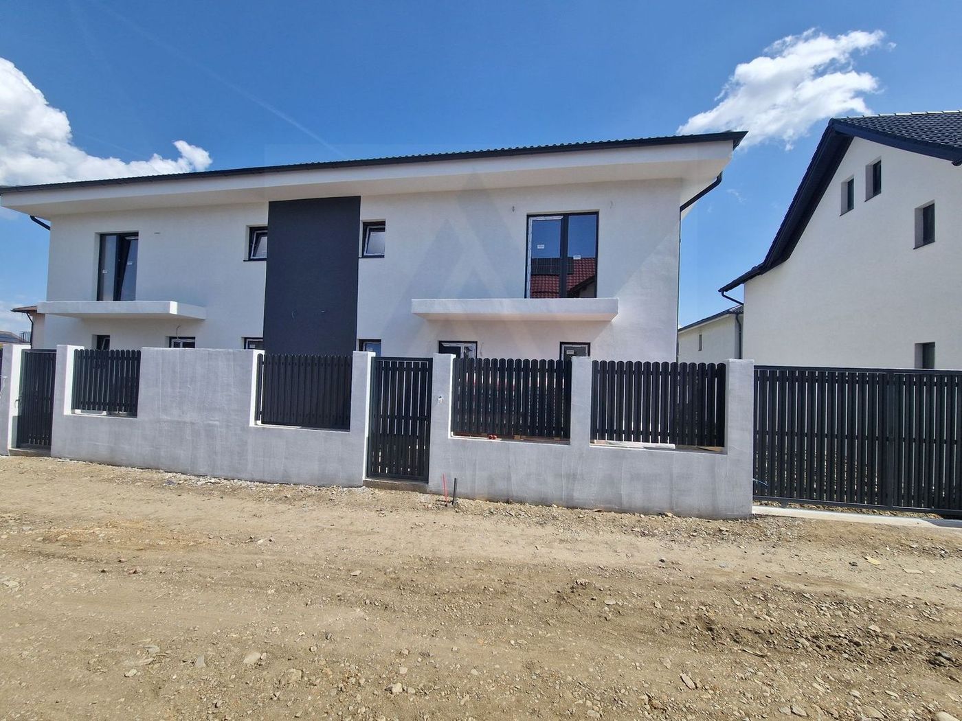 Casa tip duplex 125 mp utili 4 camere curte libera 138 mp in Selimbar - Imagine principala