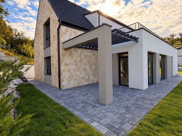 Casa individuala 6 camere, 5 bai, terasa la etaj, curte, P+ET+POD - Imagine principala