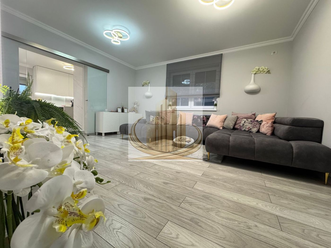 Casa in stil mediteranean, ultrafinisată 5 camere, 3 bai + curte. - Imagine principala