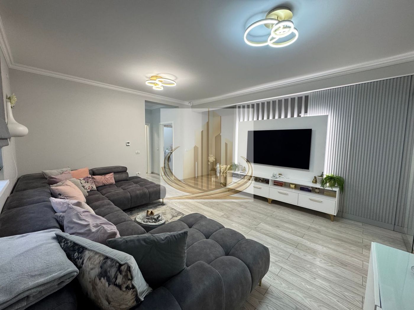 Casa in stil mediteranean, ultrafinisată 5 camere, 3 bai + curte. - foto 2