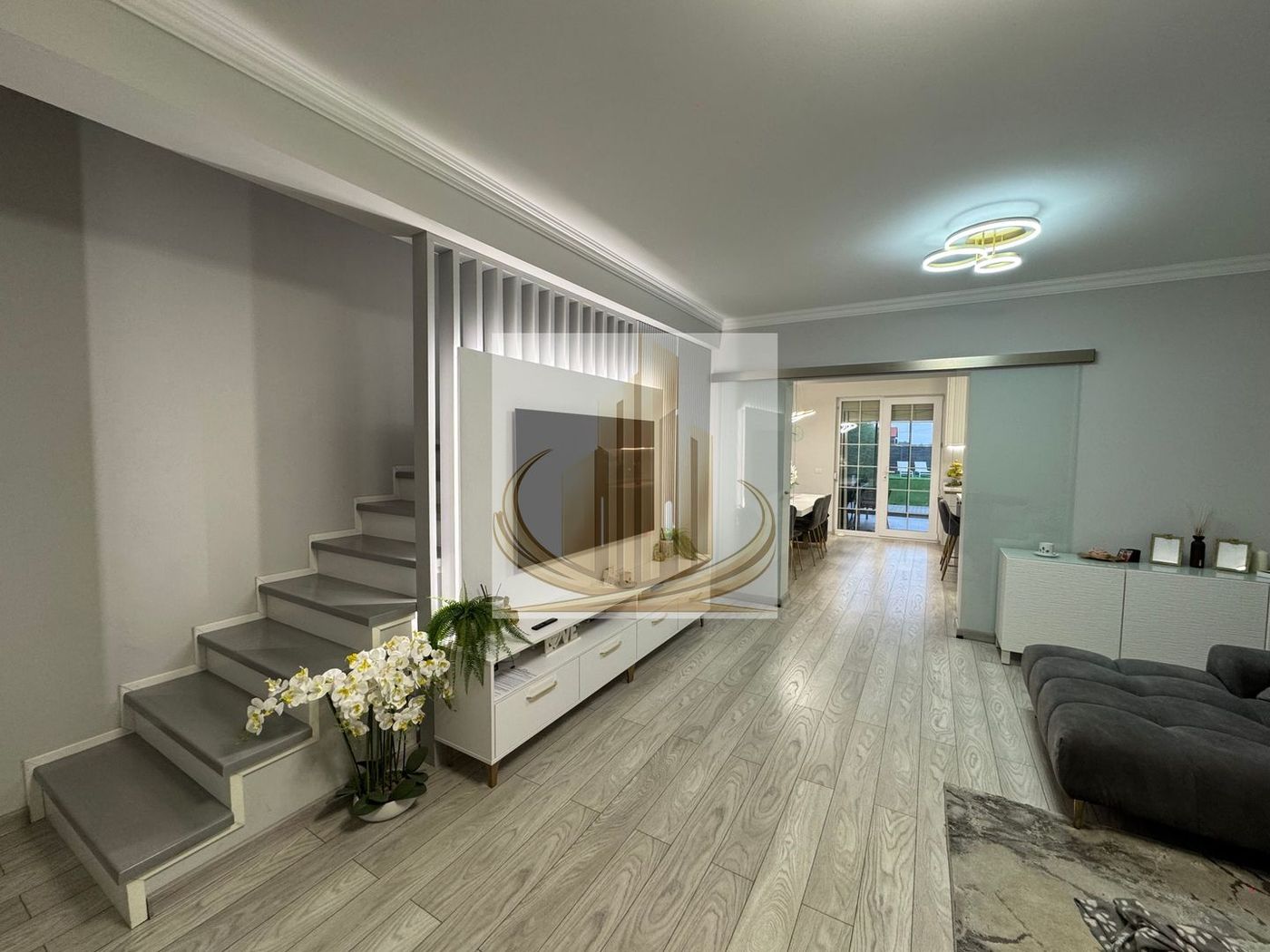 Casa in stil mediteranean, ultrafinisată 5 camere, 3 bai + curte. - foto 3