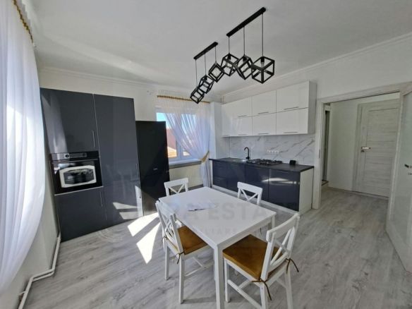 Apartament la casa 110 mp utili etaj 1 pivnita 20 mp zona Trei Stejari - Imagine principala