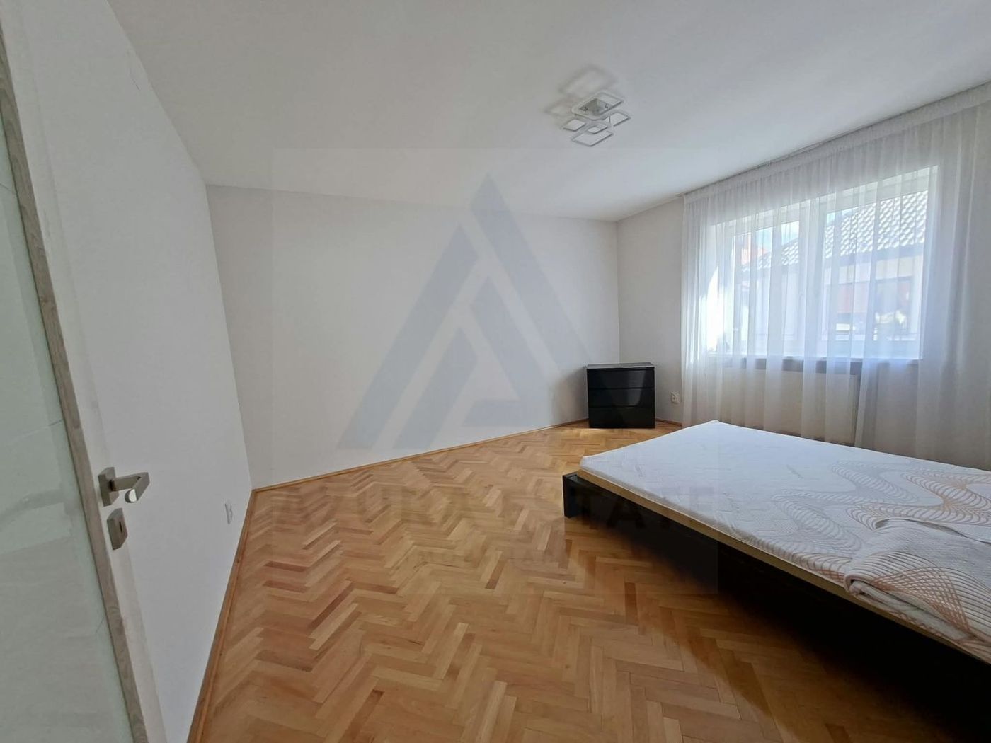 Apartament la casa 110 mp utili etaj 1 pivnita 20 mp zona Trei Stejari - foto 6