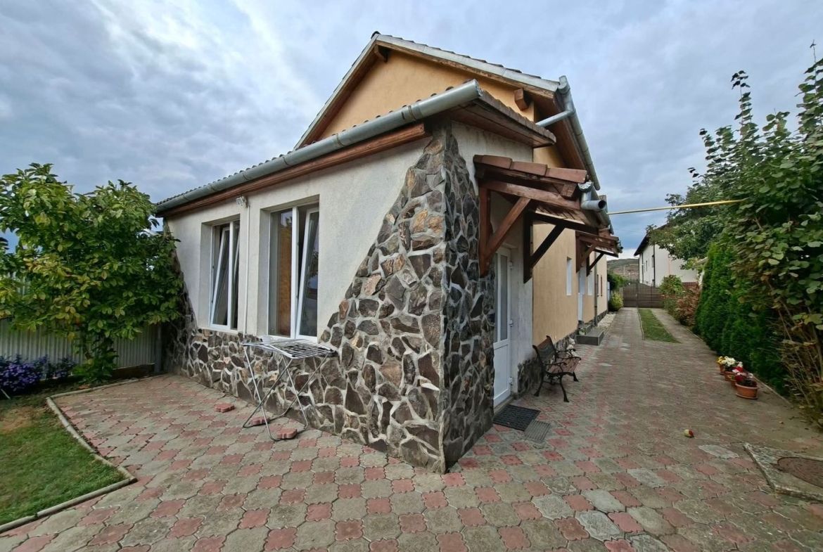 Casa cu etaj 113 mp utili curte libera 350mp garaj cu pod Gusterita - Imagine principala