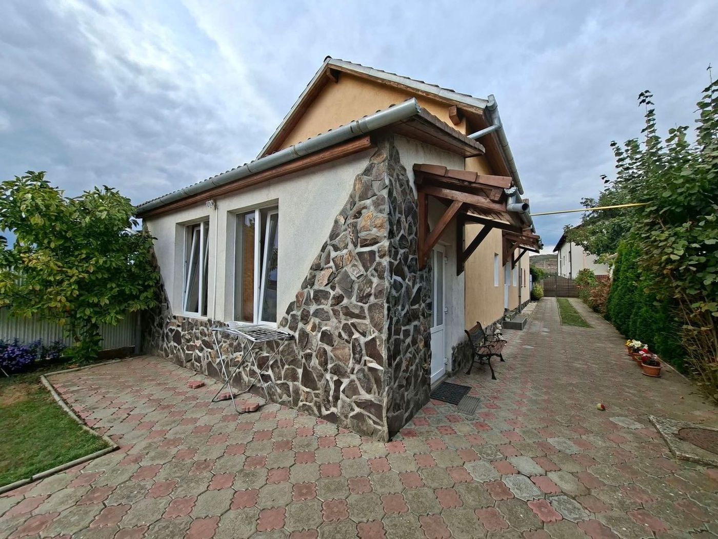 Casa cu etaj 113 mp utili curte libera 350mp garaj cu pod Gusterita - Imagine principala Casa cu etaj 113 mp utili curte libera 350mp garaj cu pod Gusterita - Imagine principala