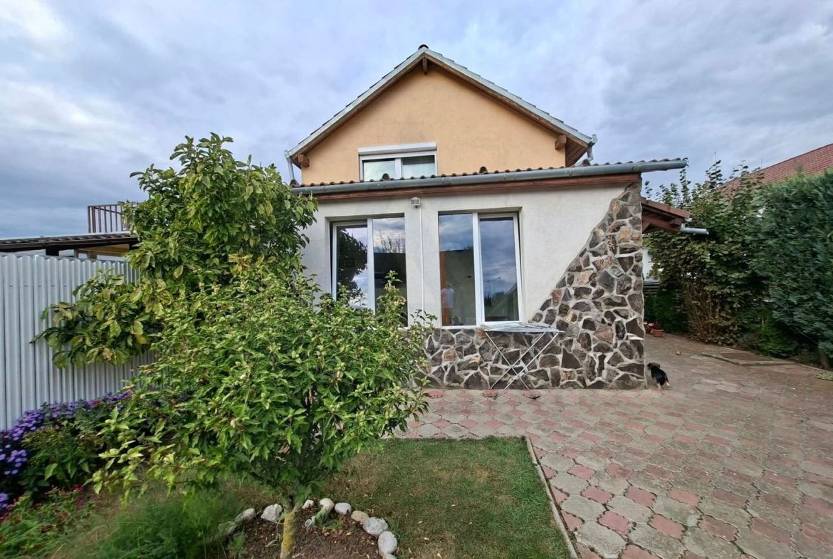Casa cu etaj 113 mp utili curte libera 350mp garaj cu pod Gusterita - foto 2