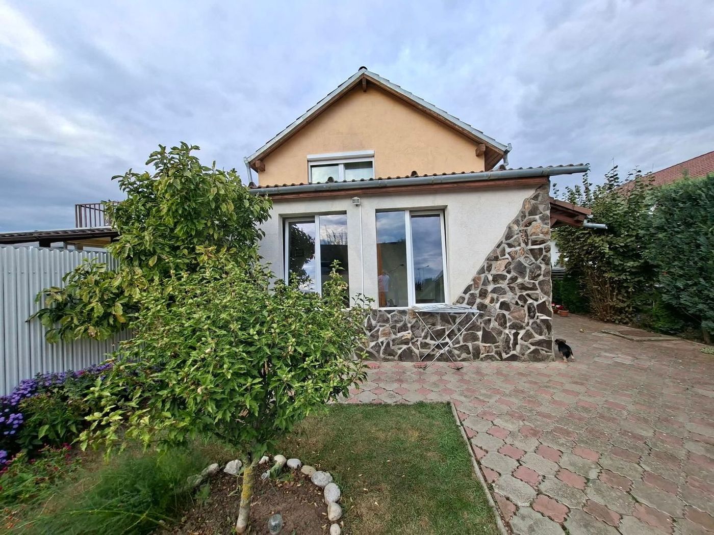 Casa cu etaj 113 mp utili curte libera 350mp garaj cu pod Gusterita - foto 2 Casa cu etaj 113 mp utili curte libera 350mp garaj cu pod Gusterita - foto 2