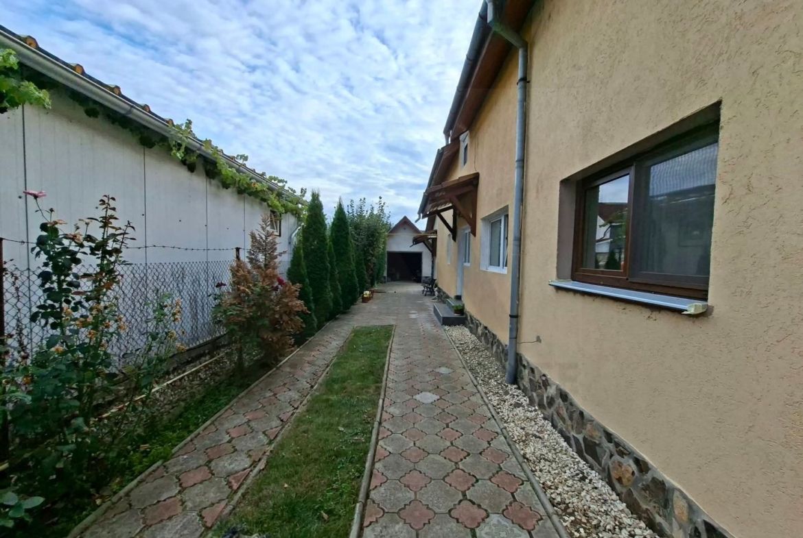 Casa cu etaj 113 mp utili curte libera 350mp garaj cu pod Gusterita - foto 3