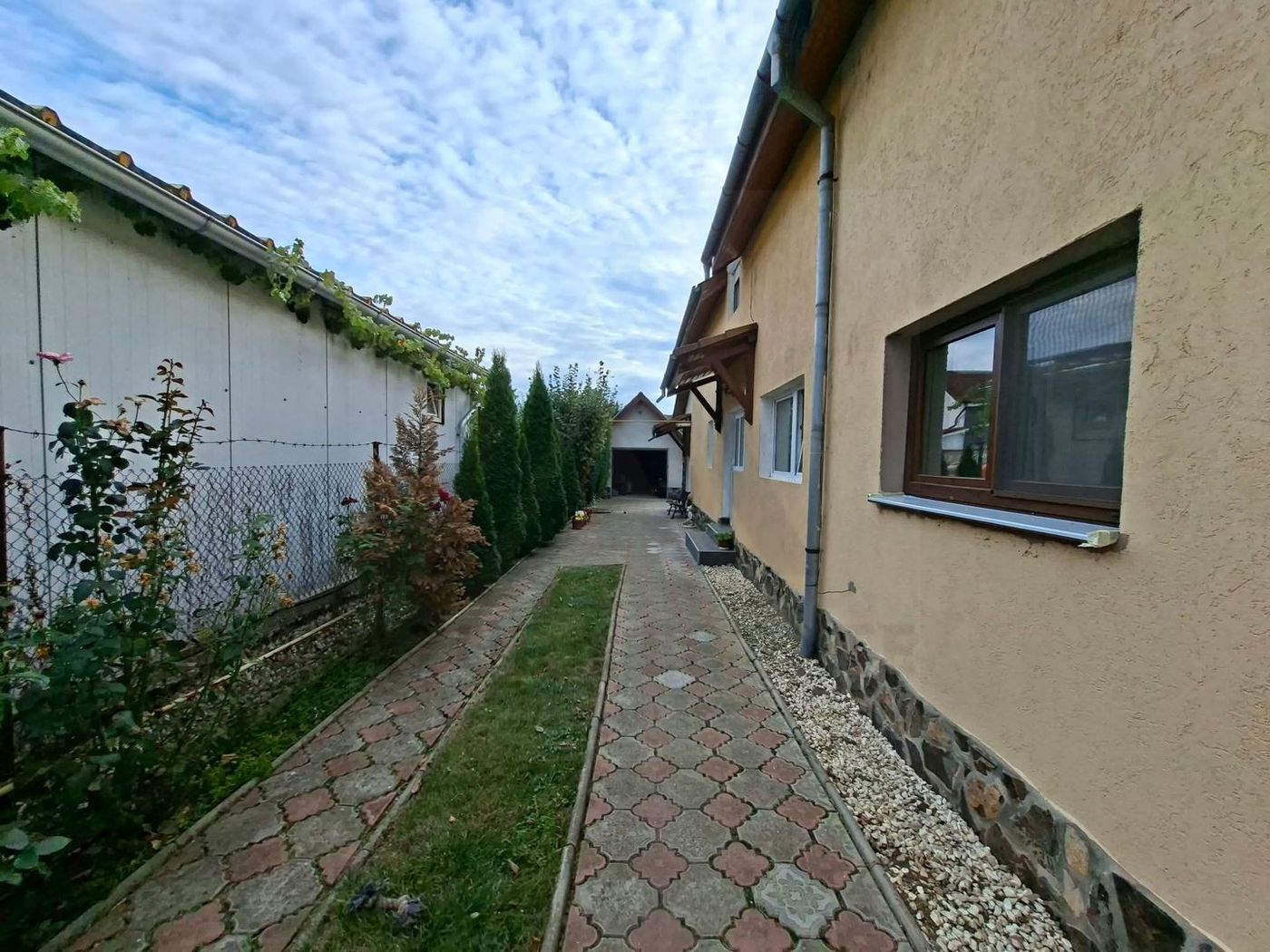 Casa cu etaj 113 mp utili curte libera 350mp garaj cu pod Gusterita - foto 3 Casa cu etaj 113 mp utili curte libera 350mp garaj cu pod Gusterita - foto 3