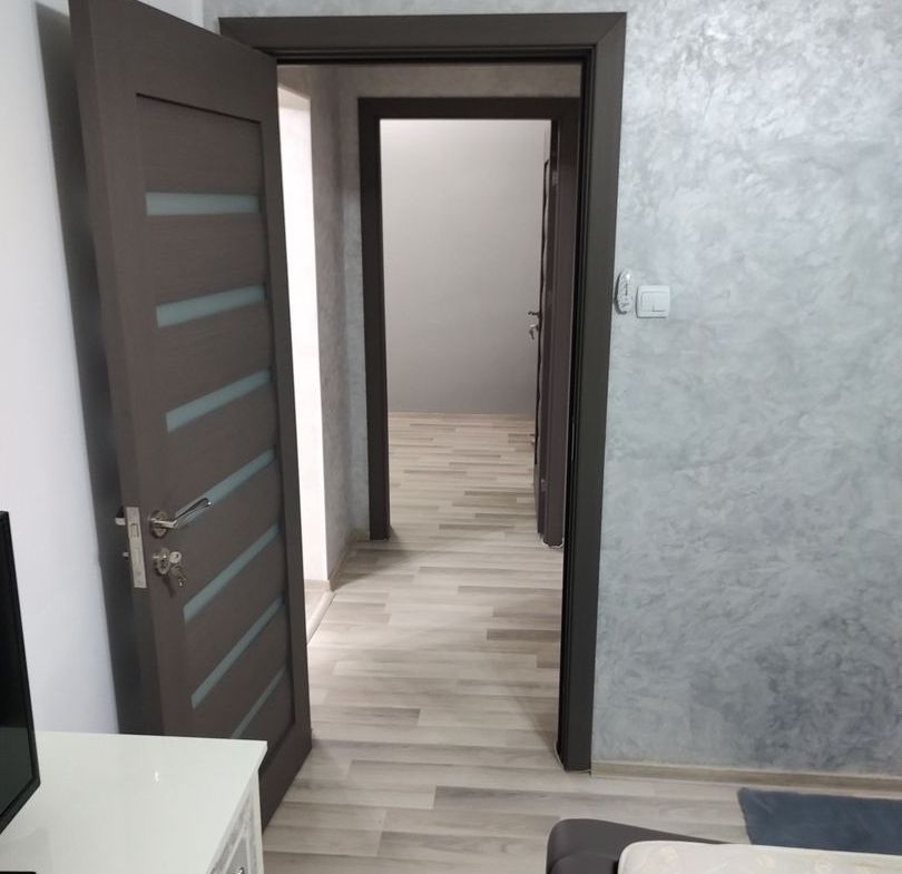 APARTAMENT 3 CAMERE – MICRO 17 – RENOVAT – ETAJ 3/4 – 64 MP - foto 2