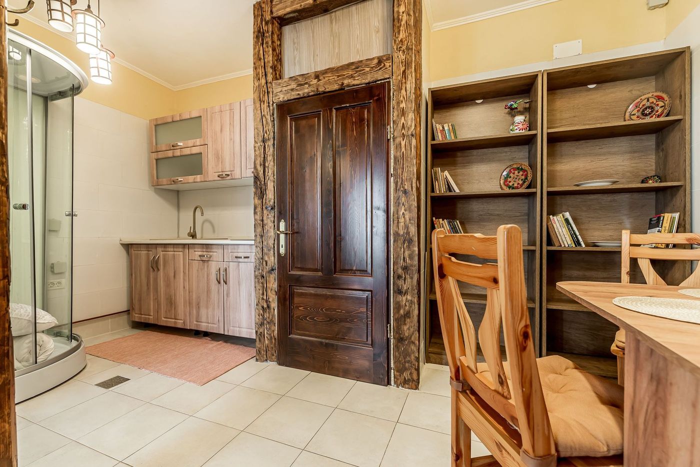 Spatiu comercial cu intrare din strada, fatada in curs de renovare - foto 2