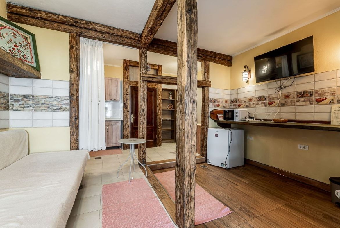 Spatiu comercial cu intrare din strada, fatada in curs de renovare - foto 4