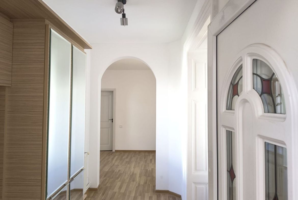 De închiriat: vilă renovată, Mihai Eminescu. 1 000 E/lună. Comision 0 - foto 7