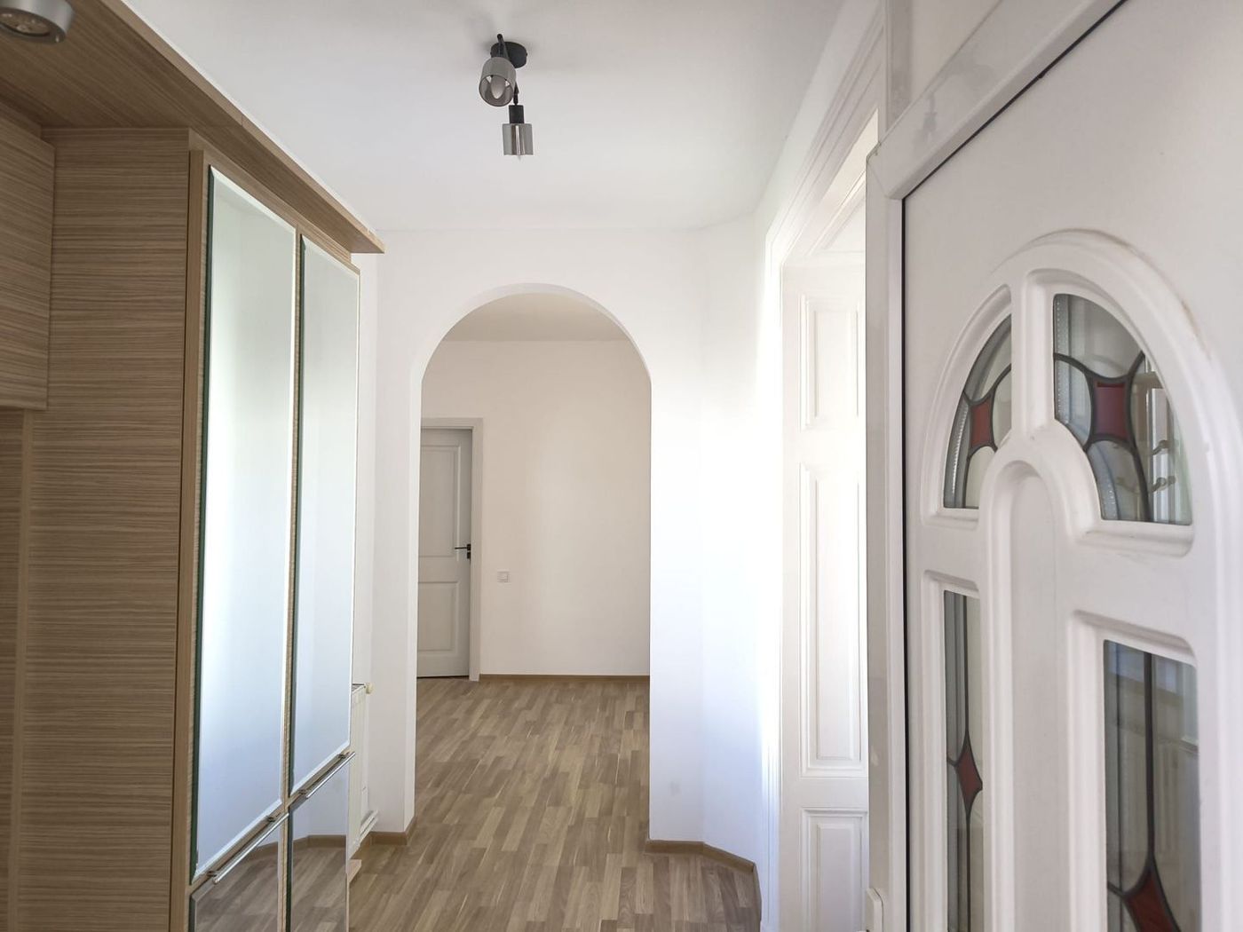 De închiriat: vilă renovată, Mihai Eminescu. 1 000 E/lună. Comision 0 - foto 7 De închiriat: vilă renovată, Mihai Eminescu. 1 000 E/lună. Comision 0 - foto 7