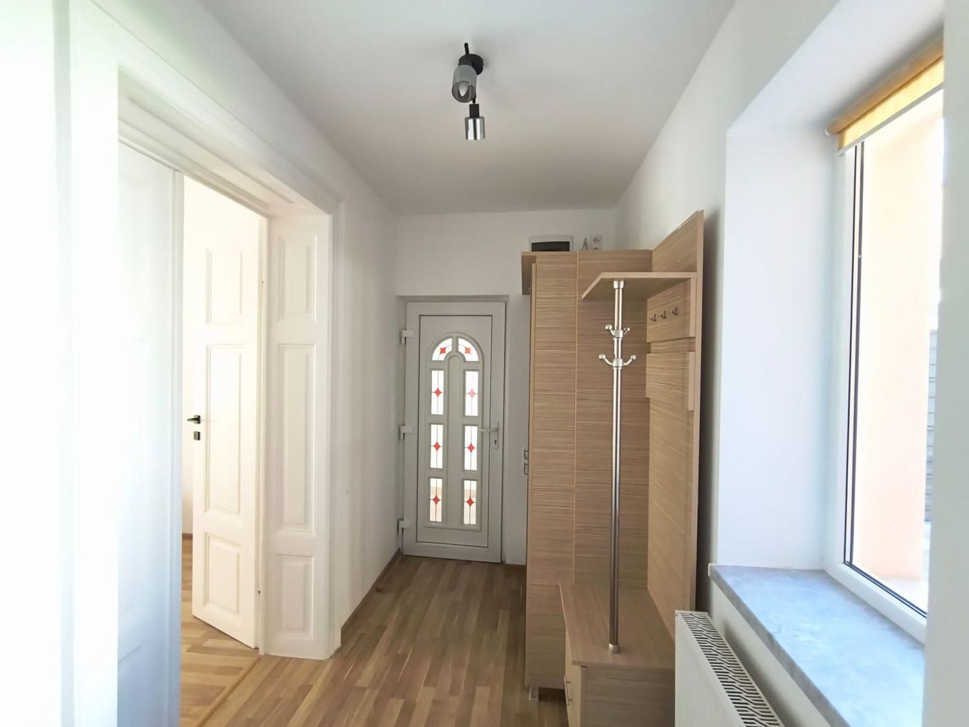 De închiriat: vilă renovată, Mihai Eminescu. 1 000 E/lună. Comision 0 - foto 8 De închiriat: vilă renovată, Mihai Eminescu. 1 000 E/lună. Comision 0 - foto 8