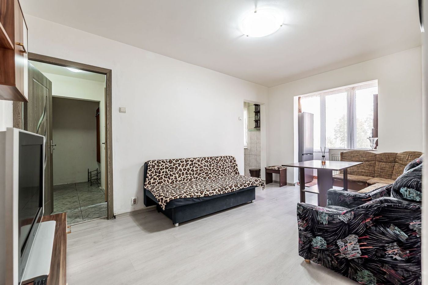 Apartament cu 3 camere, etaj 1 + loc de parcare pe Aleea Predeal - foto 2