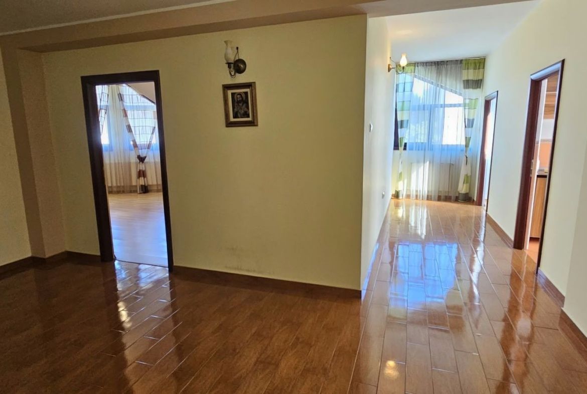 Spațiu - apartament 5 camere de închiriat – 160 mp - Micro 20 – zona BKO - foto 4