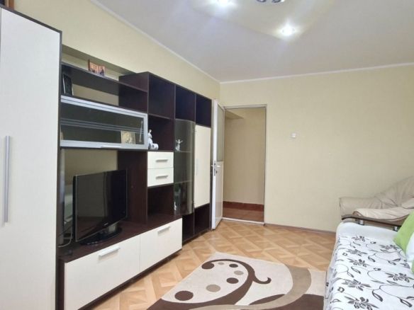 De inchiriat apartament cu 2 camere Micro 14, etaj 1, 350 euro - Imagine principala