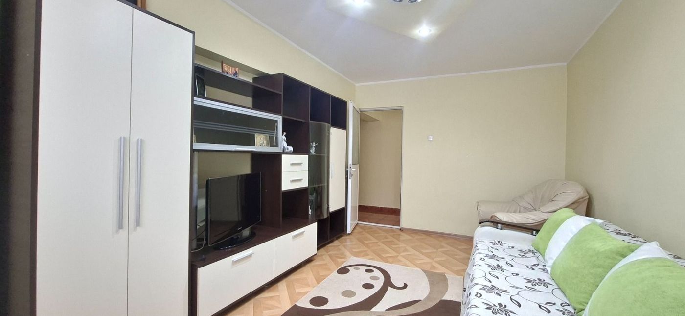 De inchiriat apartament cu 2 camere Micro 14, etaj 1, 350 euro - Imagine principala