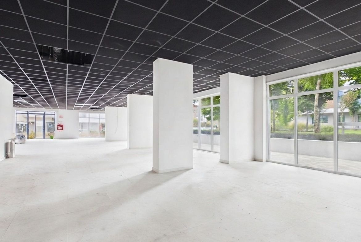 Spațiu comercial 220 mp, 9 parcări, Oradea - foto 2