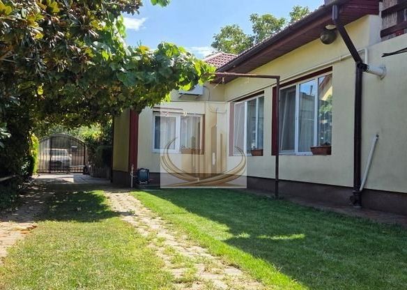 Casă din cărămidă cu spațiu comercial la stradă, garaj și curte - Imagine principala