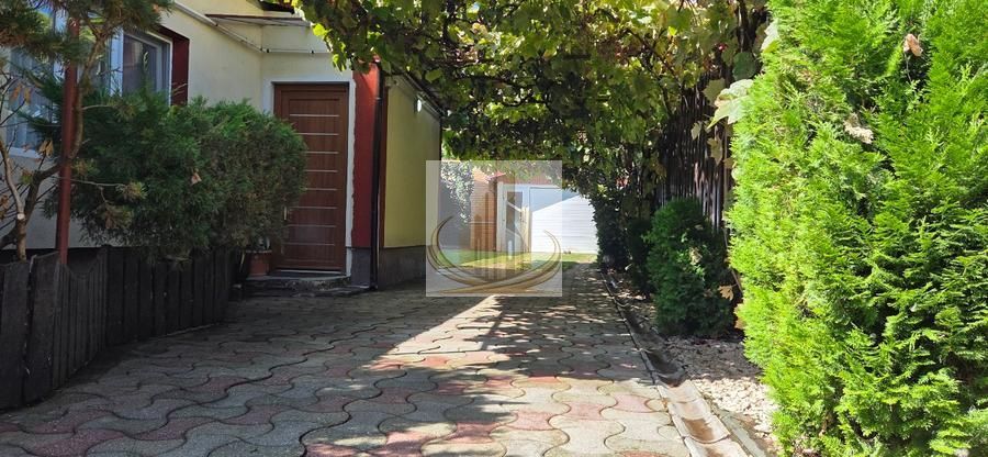 Casă din cărămidă cu spațiu comercial la stradă, garaj și curte - foto 2