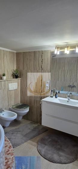 Casă din cărămidă cu spațiu comercial la stradă, garaj și curte - foto 4