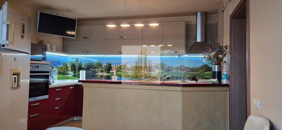 Casă din cărămidă cu spațiu comercial la stradă, garaj și curte - foto 5