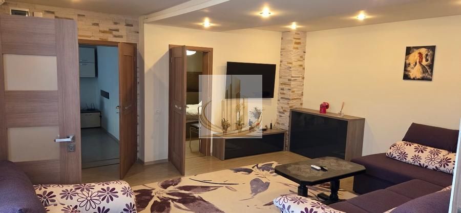 Casă din cărămidă cu spațiu comercial la stradă, garaj și curte - foto 7