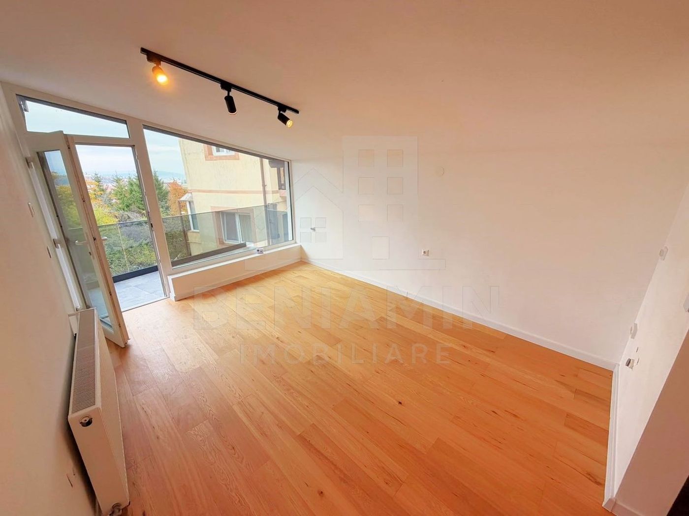 Casa renovata complet in Schei - Brasov cu Terasa Panoramica - foto 2