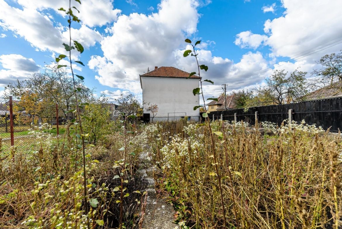 Casă din cărămidă cu 8 camere – zonă liniștită, LIPOVA - Imagine principala