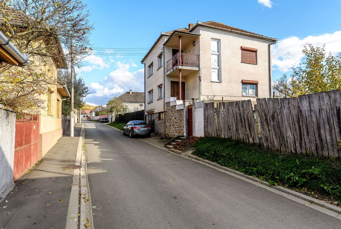 Casă din cărămidă cu 8 camere – zonă liniștită, LIPOVA - foto 4