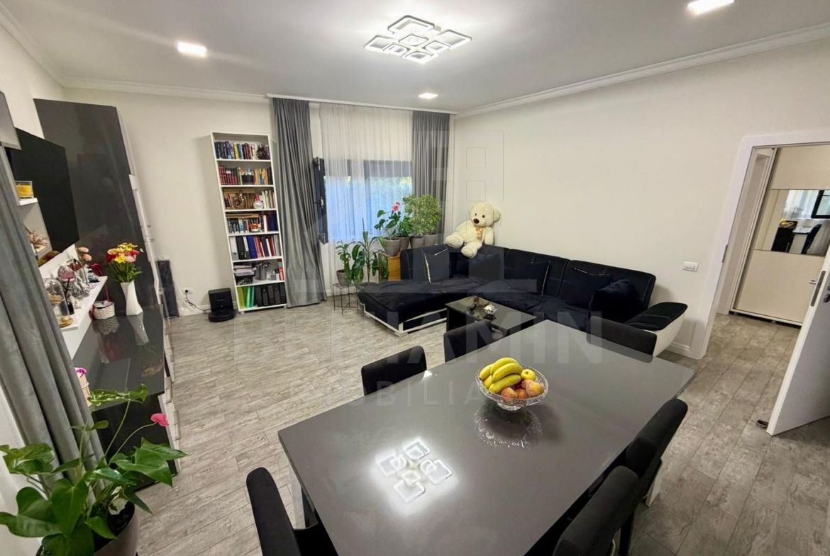 Apartament decomandat deosebit 3 camere 2 bai bloc 2020 cu parcare - foto 2