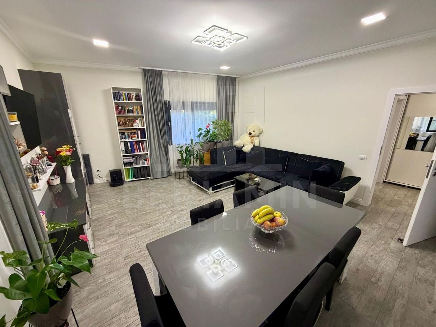 Apartament decomandat deosebit 3 camere 2 bai bloc 2020 cu parcare - foto 2
