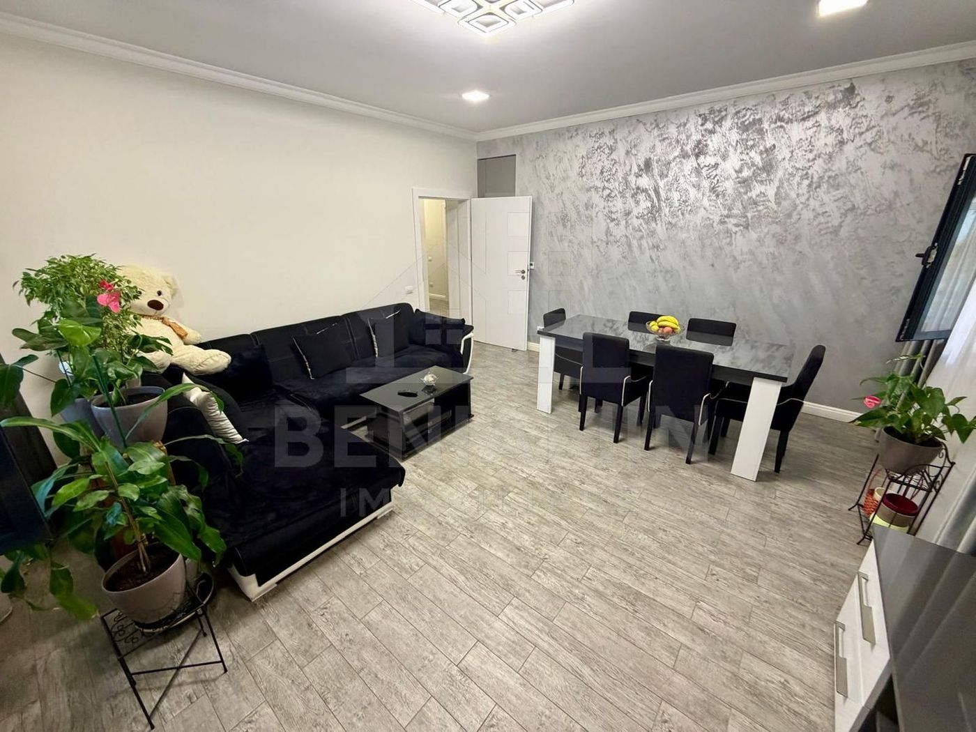 Apartament decomandat deosebit 3 camere 2 bai bloc 2020 cu parcare - foto 3